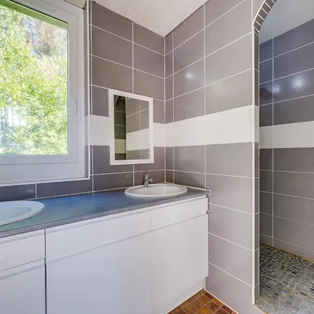 Dans Les Arbres, Proche *