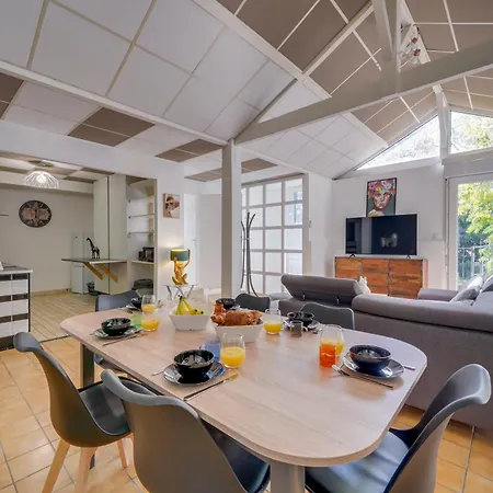 Dans Les Arbres, Proche Holiday home *