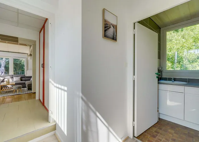 Holiday home Dans Les Arbres, Proche