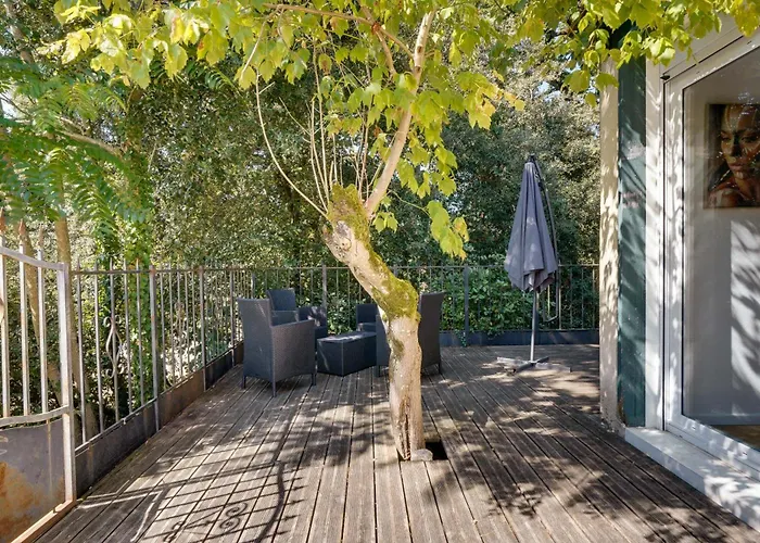 Holiday home Dans Les Arbres, Proche