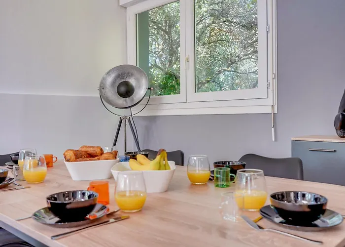 Dans Les Arbres, Proche Le Verdon-sur-Mer