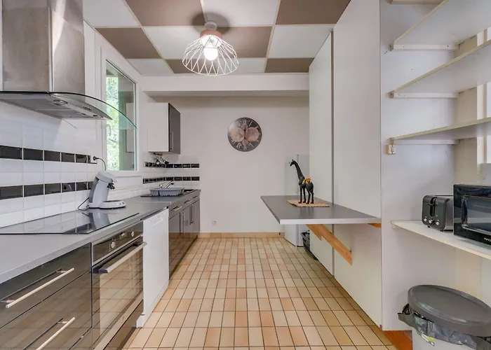 Dans Les Arbres, Proche