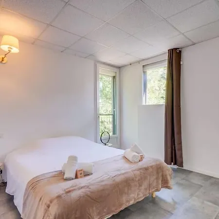 Dans Les Arbres, Proche Holiday home *