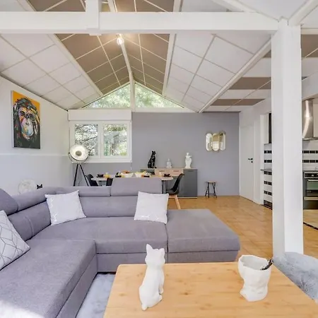 Dans Les Arbres, Proche Holiday home