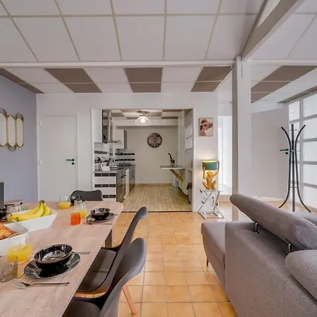 Holiday home Dans Les Arbres, Proche
