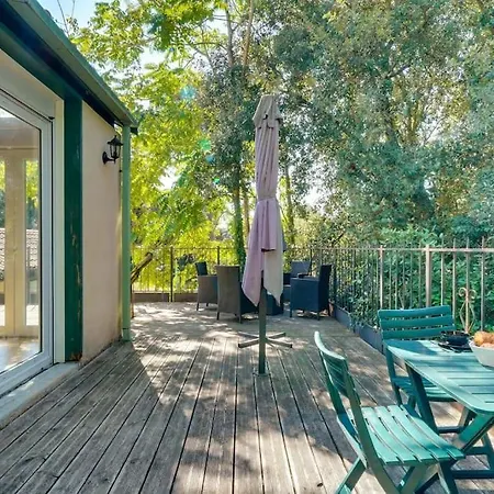 Holiday home Dans Les Arbres, Proche