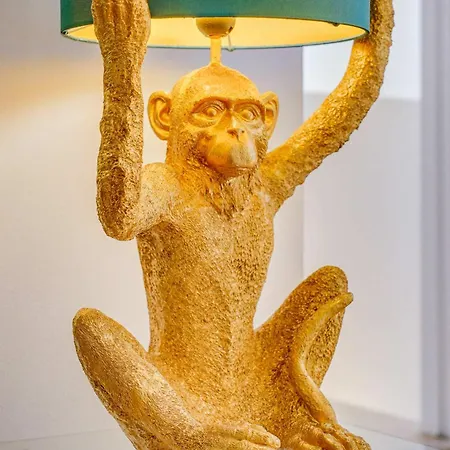Dans Les Arbres, Proche Nyaraló *