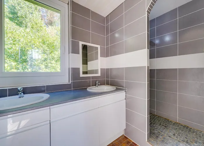 Dans Les Arbres, Proche *